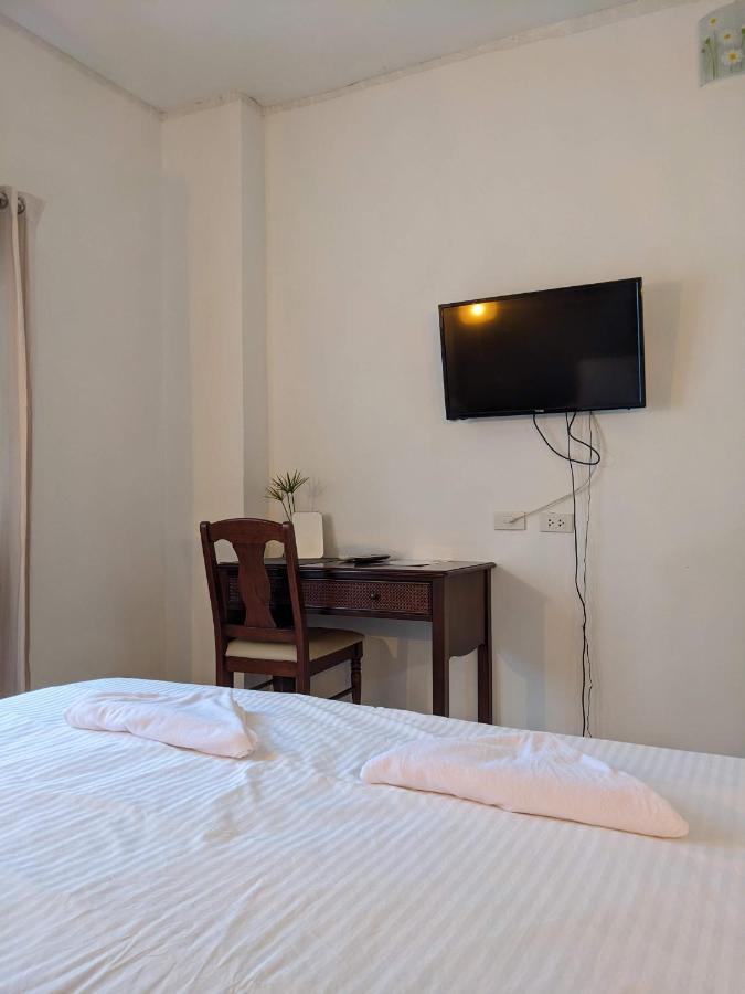 V At Panus Hotel Phanat Nikhom Exterior foto